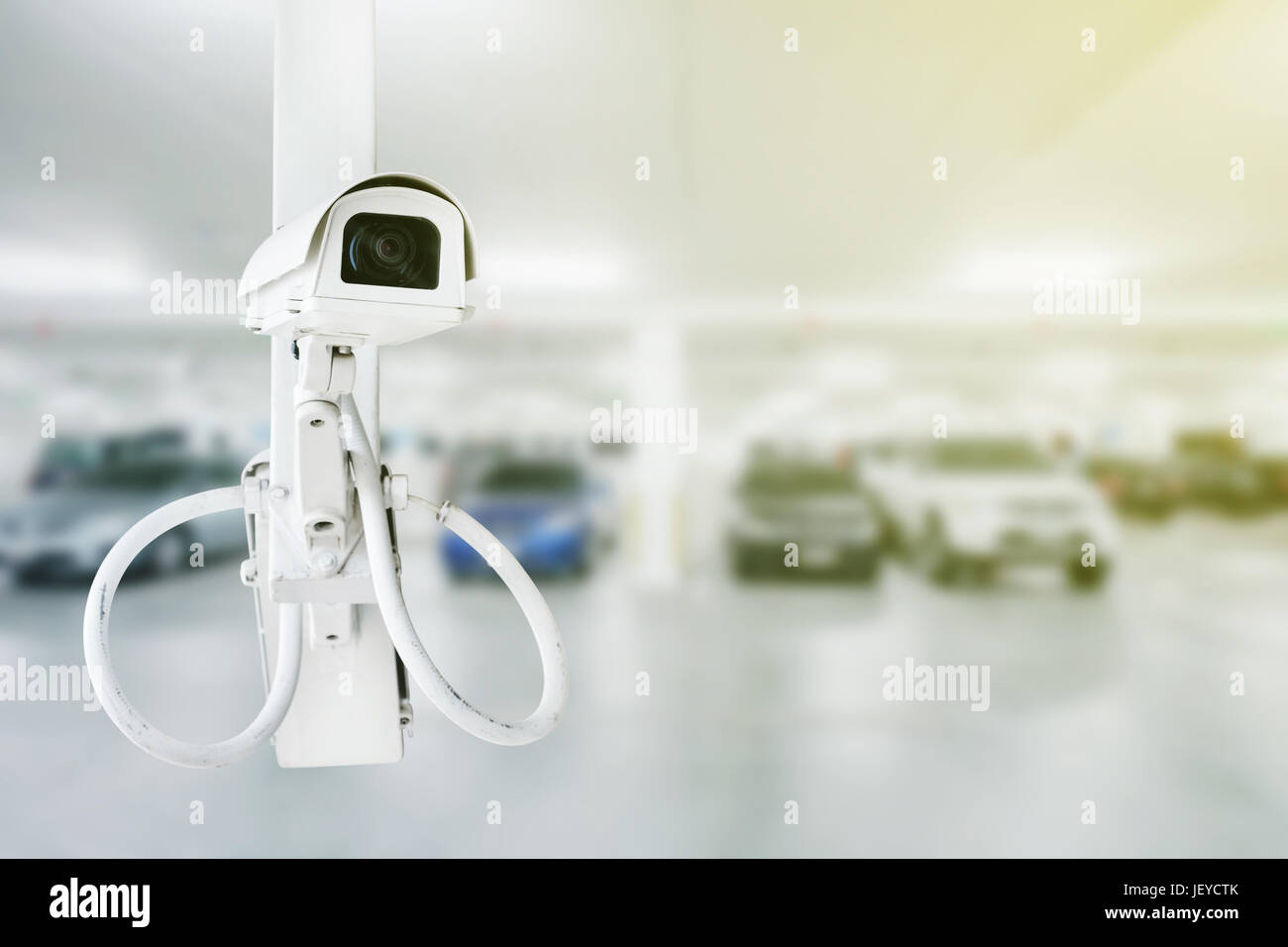 Caméra de sécurité CCTV avec parking voiture floue background Banque D'Images