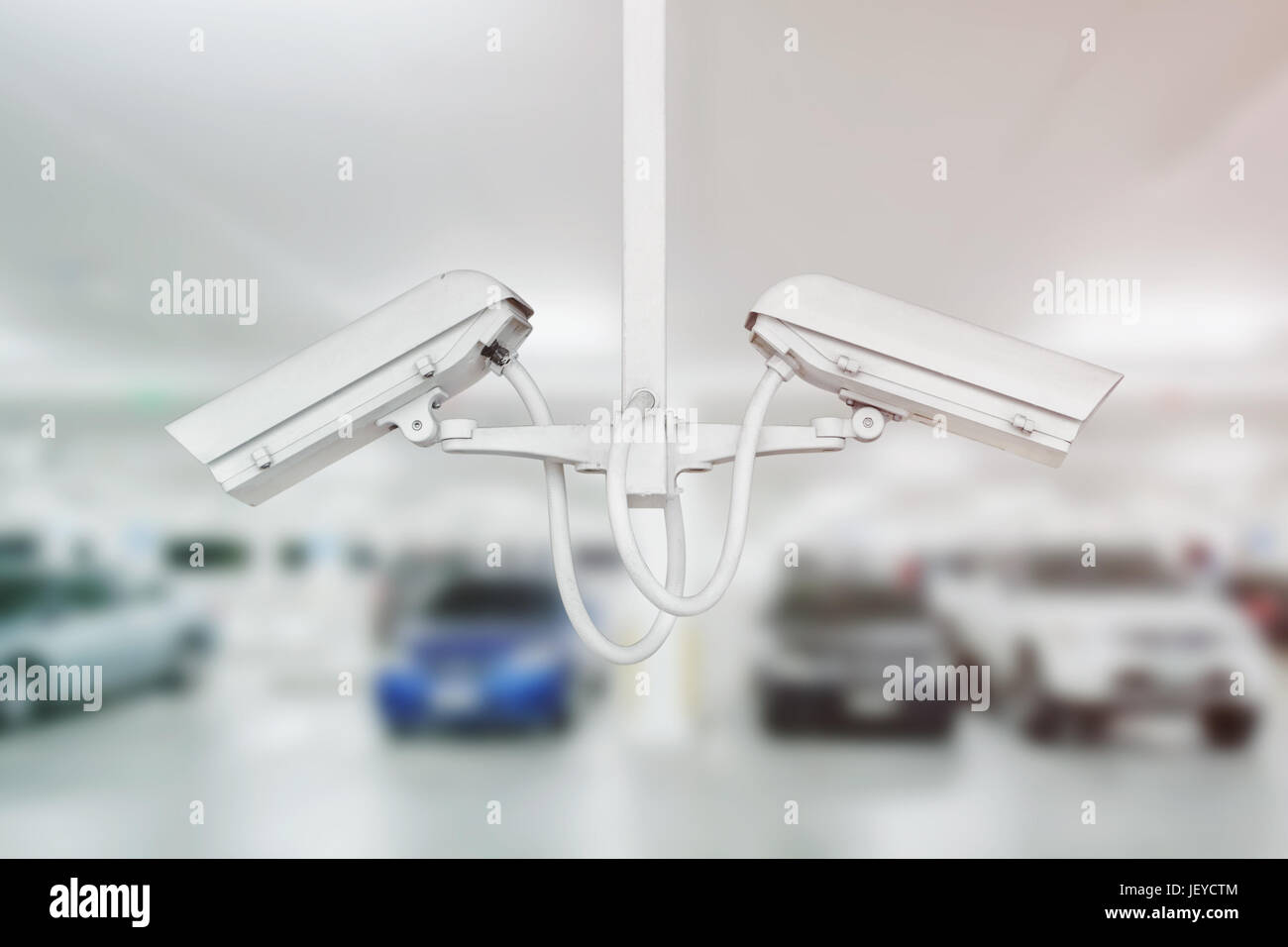 Caméra de sécurité CCTV avec parking voiture floue background Banque D'Images