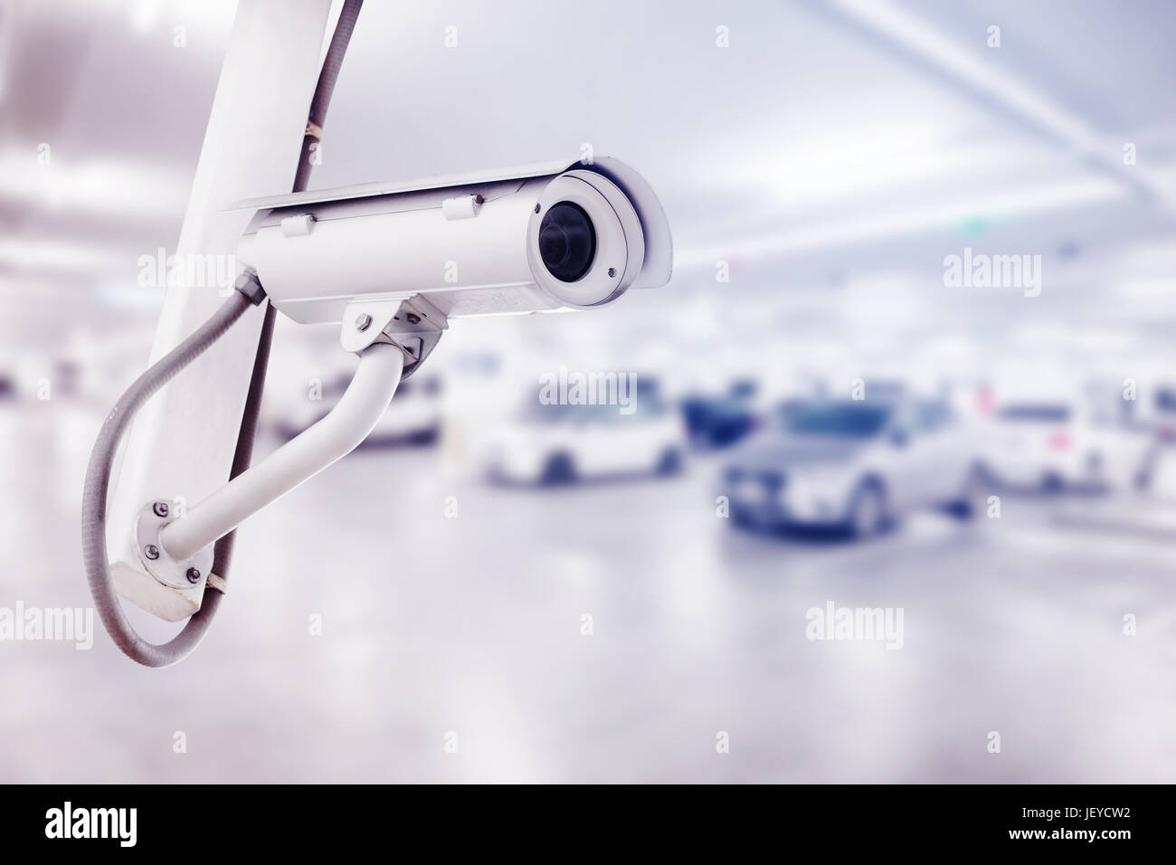 Caméra de sécurité CCTV avec parking voiture floue background Banque D'Images
