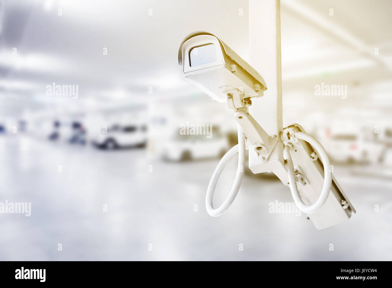 Caméra de sécurité CCTV avec parking voiture floue background Banque D'Images