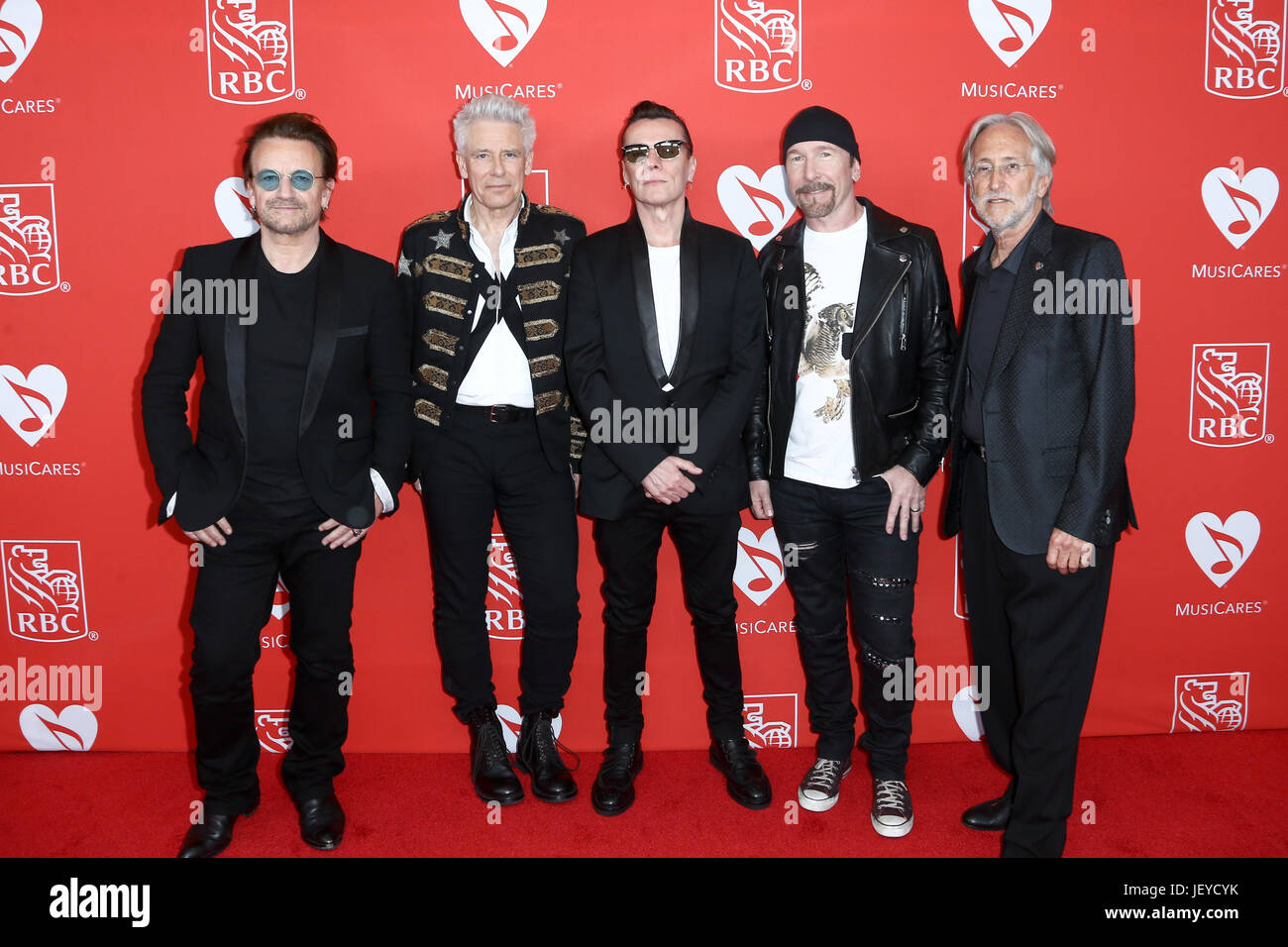 (L-R) Bono, Adam Clayton, Larry Mullen Jr et le bord de U2 et Neil Portnow assister au concert-bénéfice du fonds de carte MusiCares à New York, USA Banque D'Images