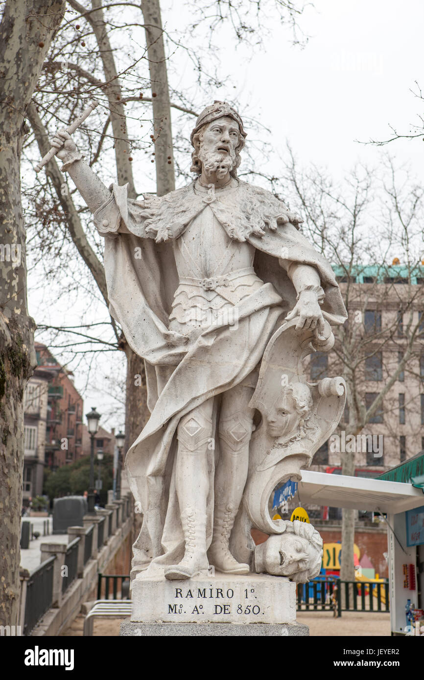 Madrid, Espagne - 26 février 2017 : Sculpture de Ramiro I des Asturies, à la Plaza de Oriente, Madrid. Il était le roi des Asturies de 842 jusqu'à sa mort Banque D'Images