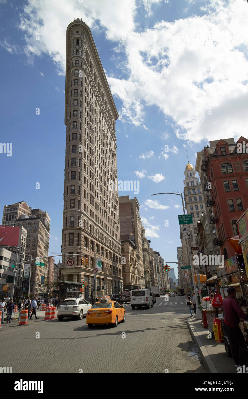 Cinquième avenue passant le Flatiron building de New York USA Banque D'Images