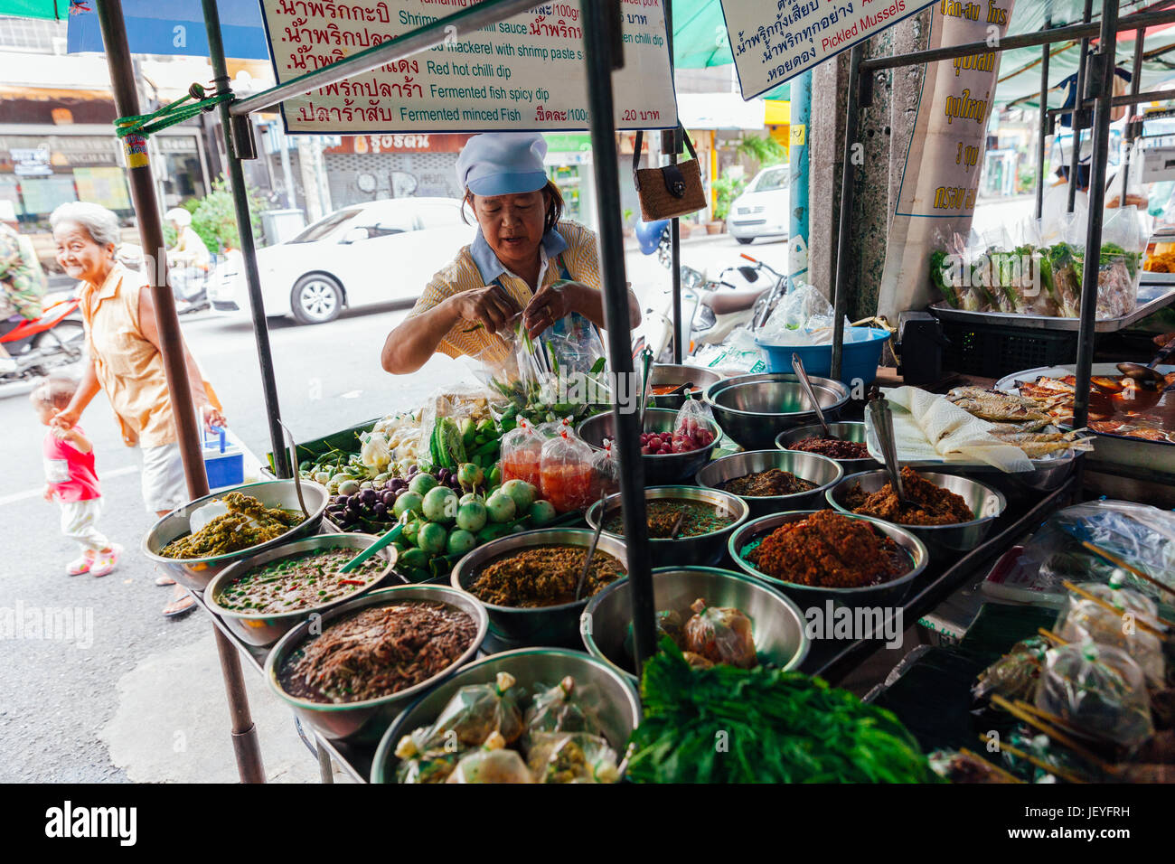 Bangkok, Thaïlande - 11 septembre 2016 : vendeur vend la nourriture sur la rue le 11 septembre 2016 à Bangkok, Thaïlande Banque D'Images
