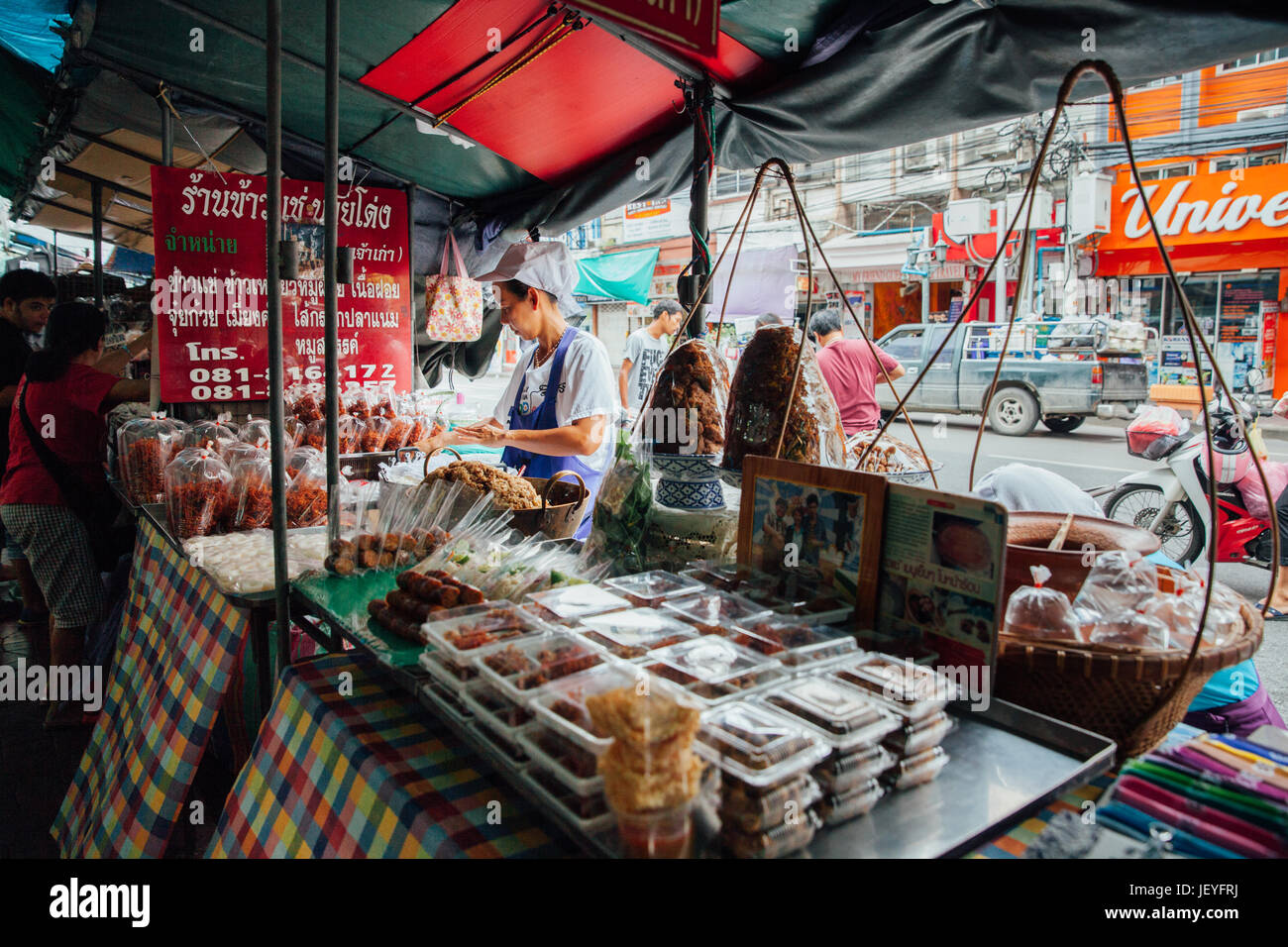 Bangkok, Thaïlande - 11 septembre 2016 : Les vendeurs vendent de la nourriture dans la rue le 11 septembre 2016 à Bangkok, Thaïlande Banque D'Images