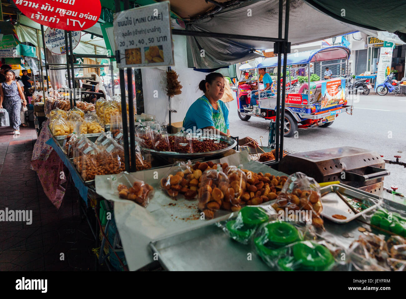 Bangkok, Thaïlande - 11 septembre 2016 : Forfaits de la cuisson des aliments dans la rue le 11 septembre 2016 à Bangkok, Thaïlande Banque D'Images