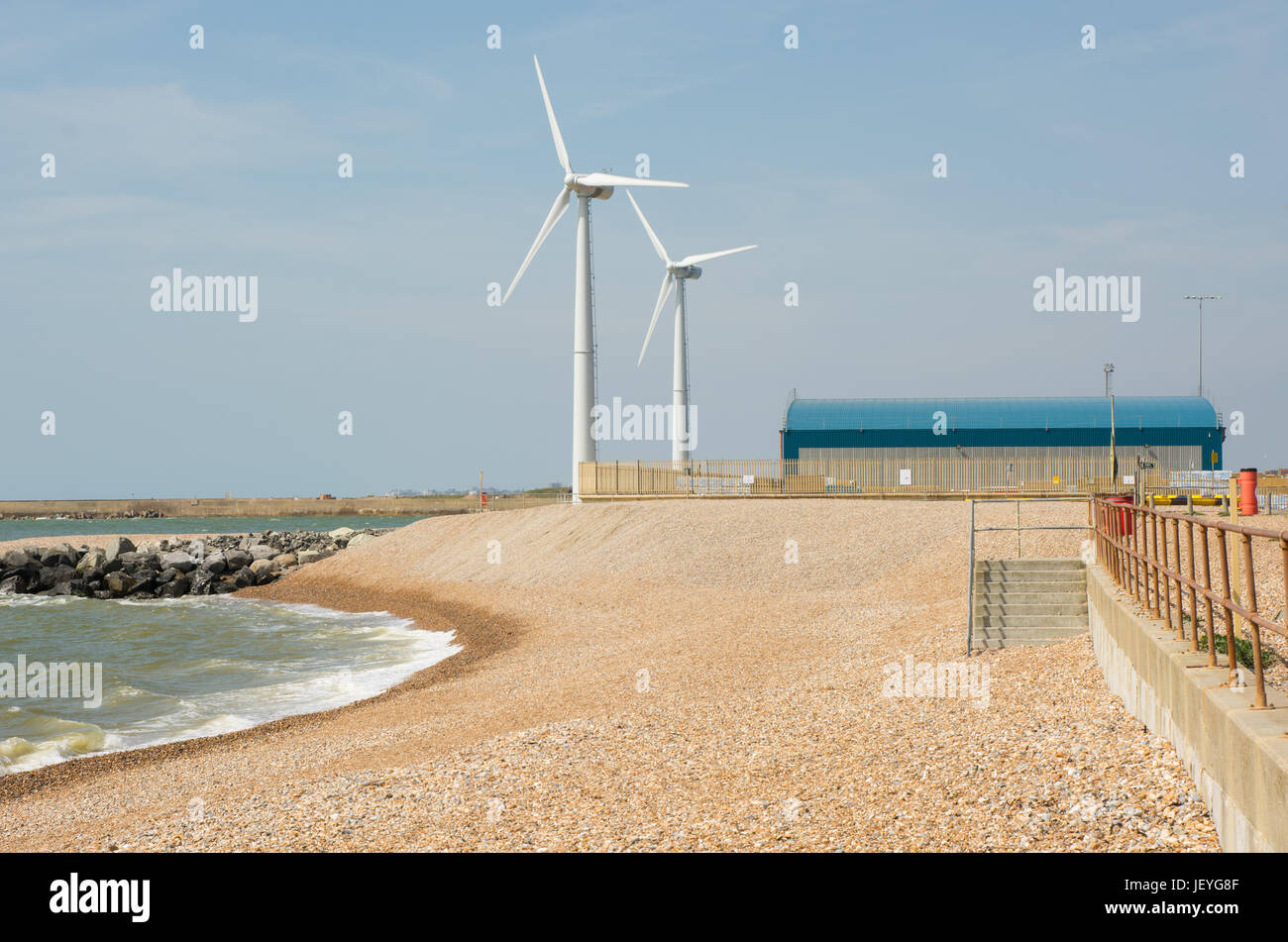 Les producteurs d'électricité éolienne sur le mur du port à Port Shoreham, West Sussex, Angleterre Banque D'Images