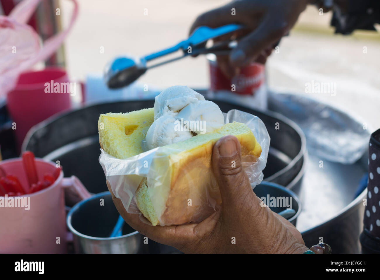 Coconut ice-cream sur du pain à l'arachide garniture.célèbre summer street dessert en Thaïlande Banque D'Images
