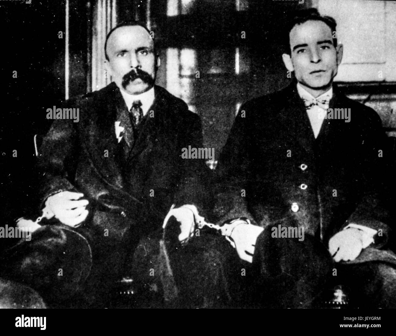 Bartolomeo Vanzetti et nicola sacco menottes en entendre la lecture de la sentence de mort, 1927 Banque D'Images