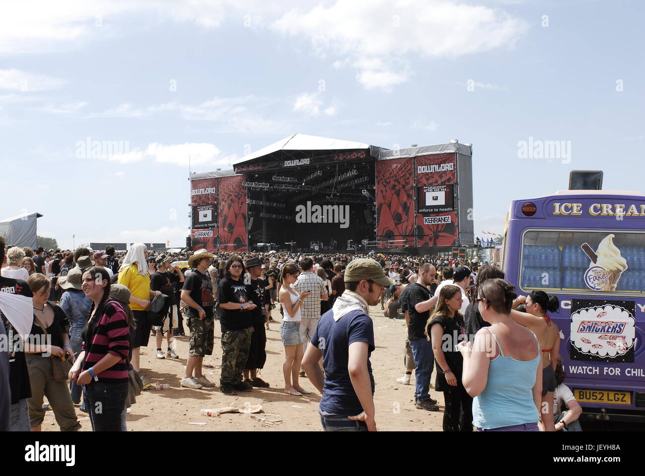 Download Festival - La foule devant la scène principale au jour 3 de l'édition 2006 du Festival Télécharger tenue à Donington Park Leicestershire Royaume-Uni - 11 juin 2006. Crédit photo : George Chin/IconicPix Banque D'Images