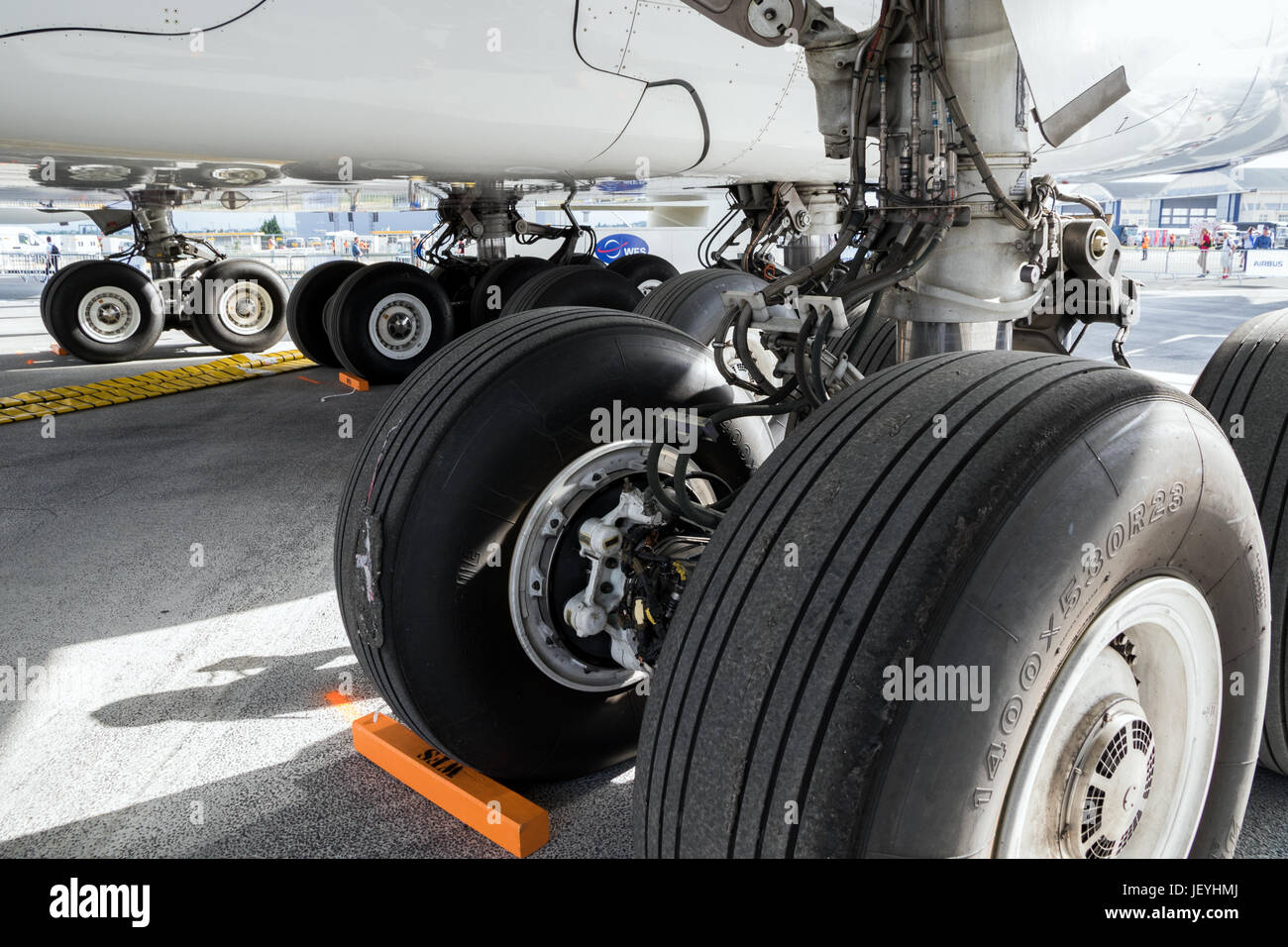 PARIS, FRANCE - JUN 23, 2017 : atterrissage principal sur un avion de ligne Airbus A380 Banque D'Images