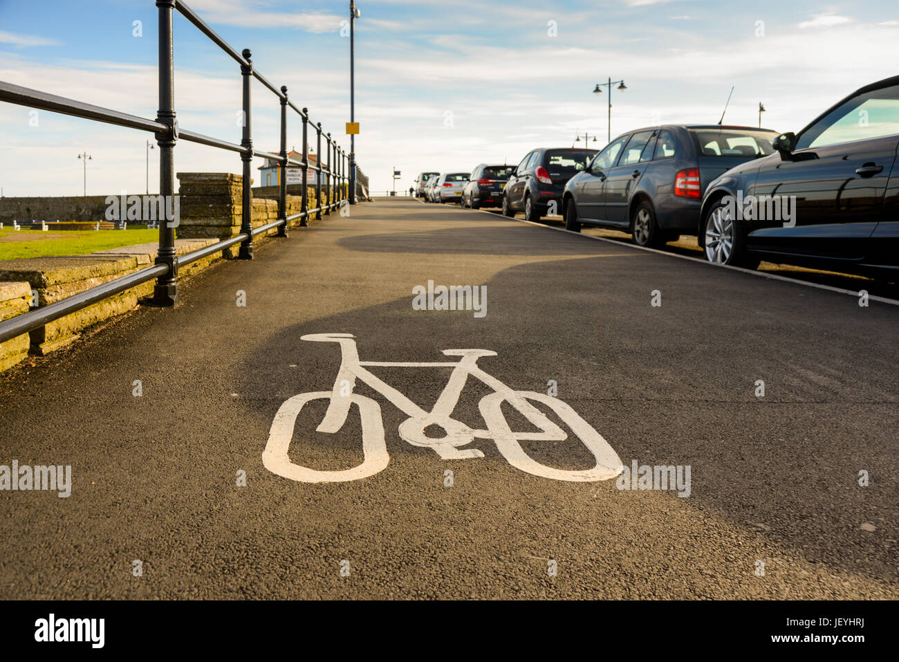 Symbole de la piste cyclable sur la chaussée dans la zone peinte Porthcawl. Le Pays de Galles. UK Banque D'Images