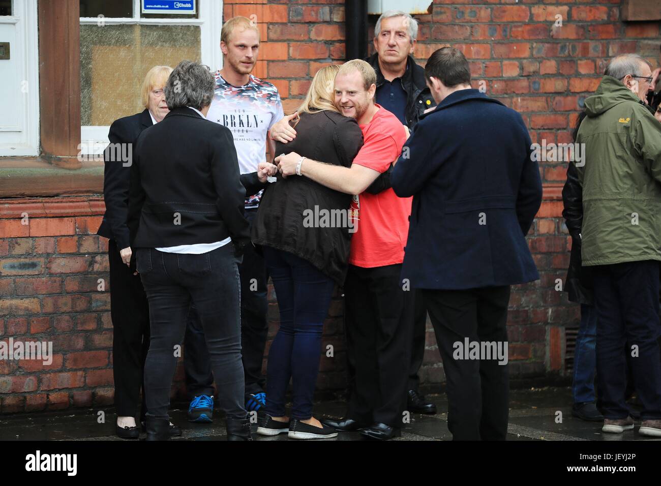 Les gens quittant Parr Hall, Warrington, où le Service des poursuites de la Couronne l'a dit, le commandant David match Hillsborough Duckenfield, ancien directeur de la police Sir Norman Bettison et quatre autres personnes ont été inculpés d'infractions liées à la catastrophe de Hillsborough. Banque D'Images