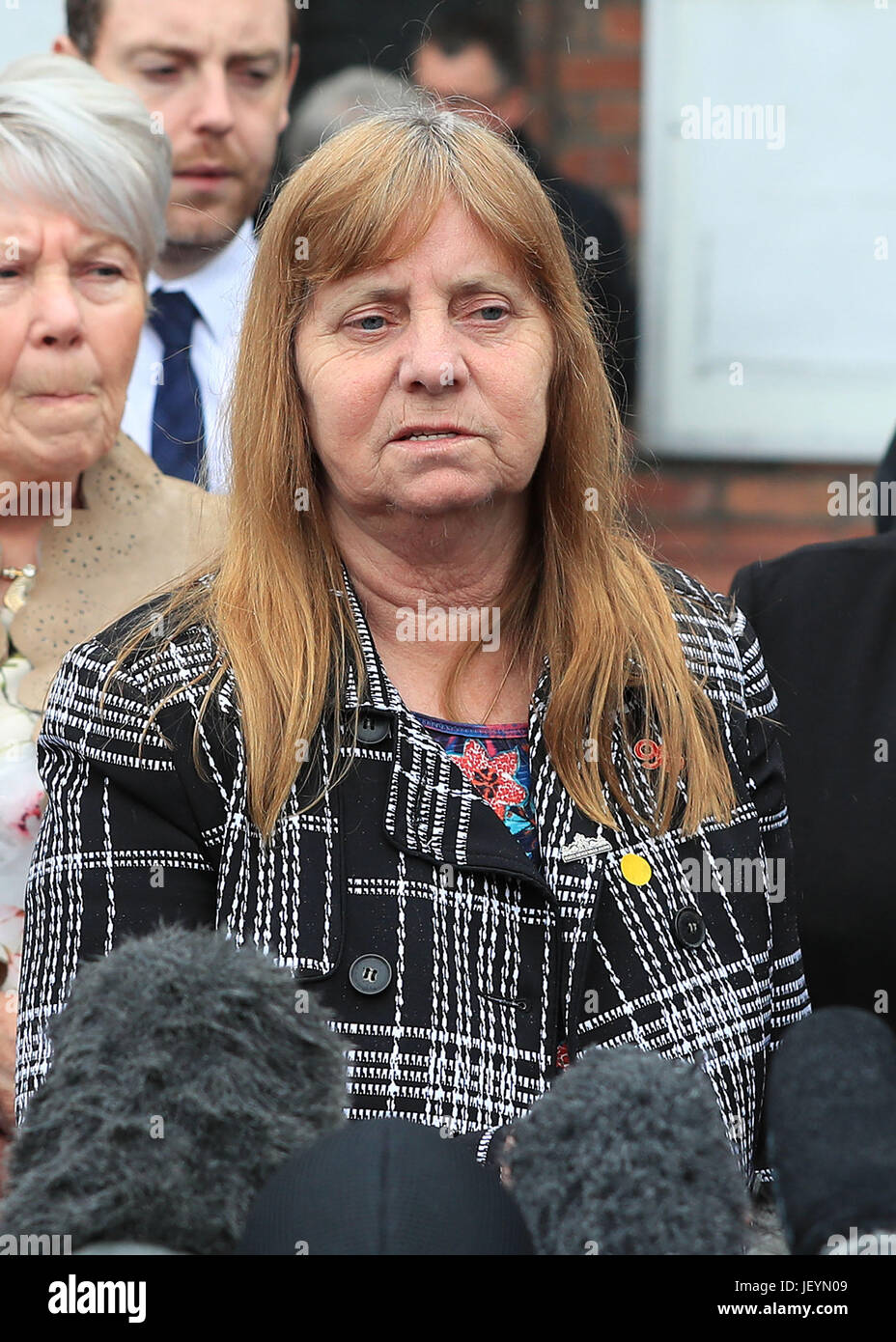 Margaret Aspinall parle aux médias en dehors de Parr Hall, Warrington, où le Service des poursuites de la Couronne a déclaré le commandant David match Hillsborough Duckenfield, ancien directeur de la police Sir Norman Bettison et quatre autres personnes ont été inculpés d'infractions liées à la catastrophe de Hillsborough. Banque D'Images