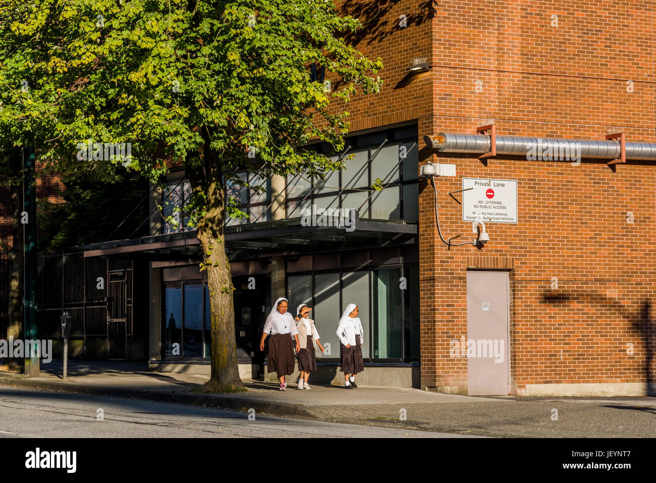 Les nonnes marche dans Downtown Eastside, Vancouver, Colombie-Britannique, Canada. Banque D'Images