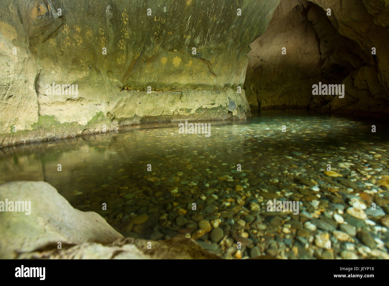 Cave avec une rivière souterraine Banque D'Images