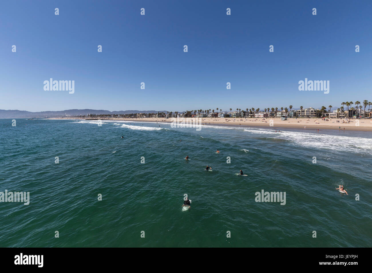 Los Angeles, Californie, USA - 26 juin 2017 : Les surfeurs en attente de vagues à Venice Beach. Banque D'Images