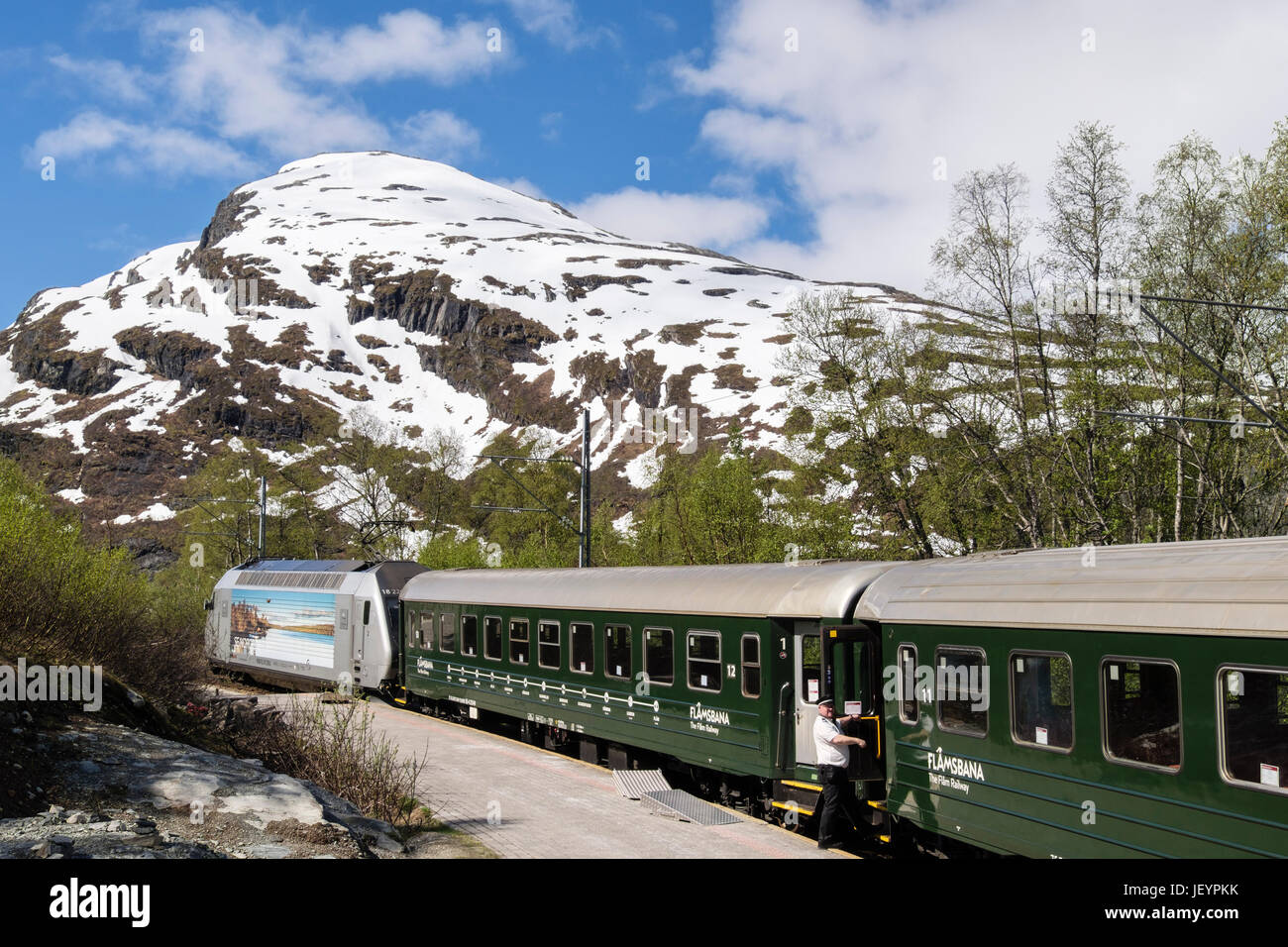 Flam Railway train par le quai de la gare. Vatnahelsen, Aurland, Norvège, Scandinavie, Europe Banque D'Images
