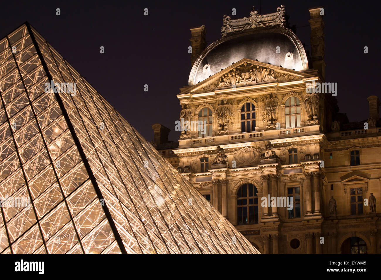 Vue de nuit sur la pyramide de verre au musée du Louvre (Musée du Louvre). Ancien palais historique énorme collection d'art de logement, à partir de sculptures romaines de da Vinci Banque D'Images