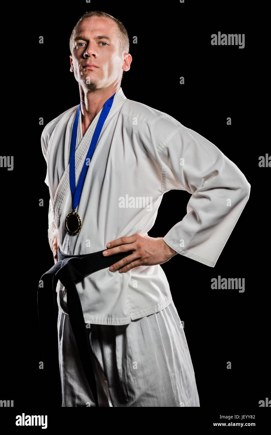 Fighter posant avec médaille autour du cou Banque D'Images