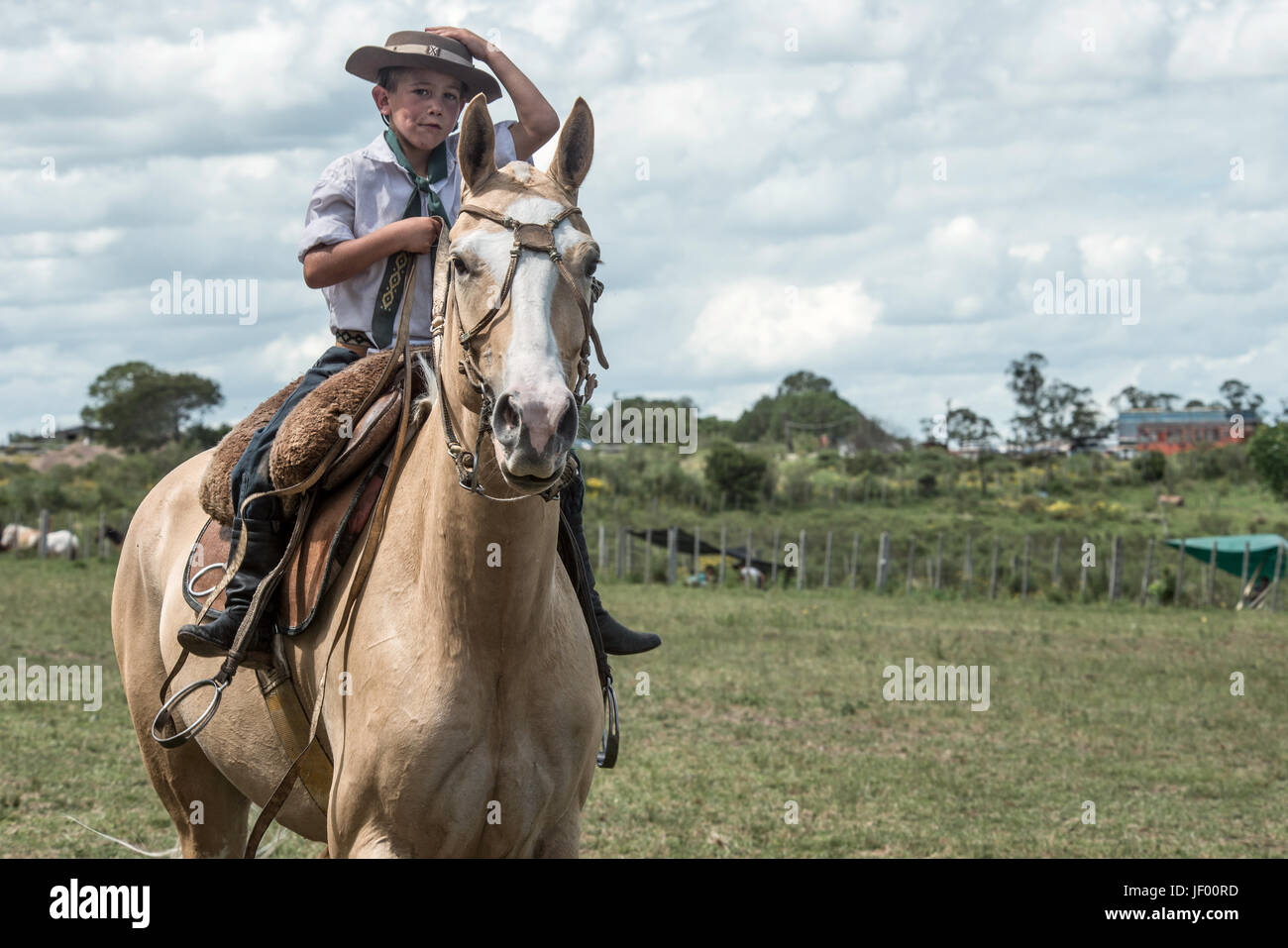 Marelli, Maldonado, Uruguay - novembre 118, 2012 : Le jeune gaucho participe à la traditionnelle maison de lasso et de dressage Banque D'Images