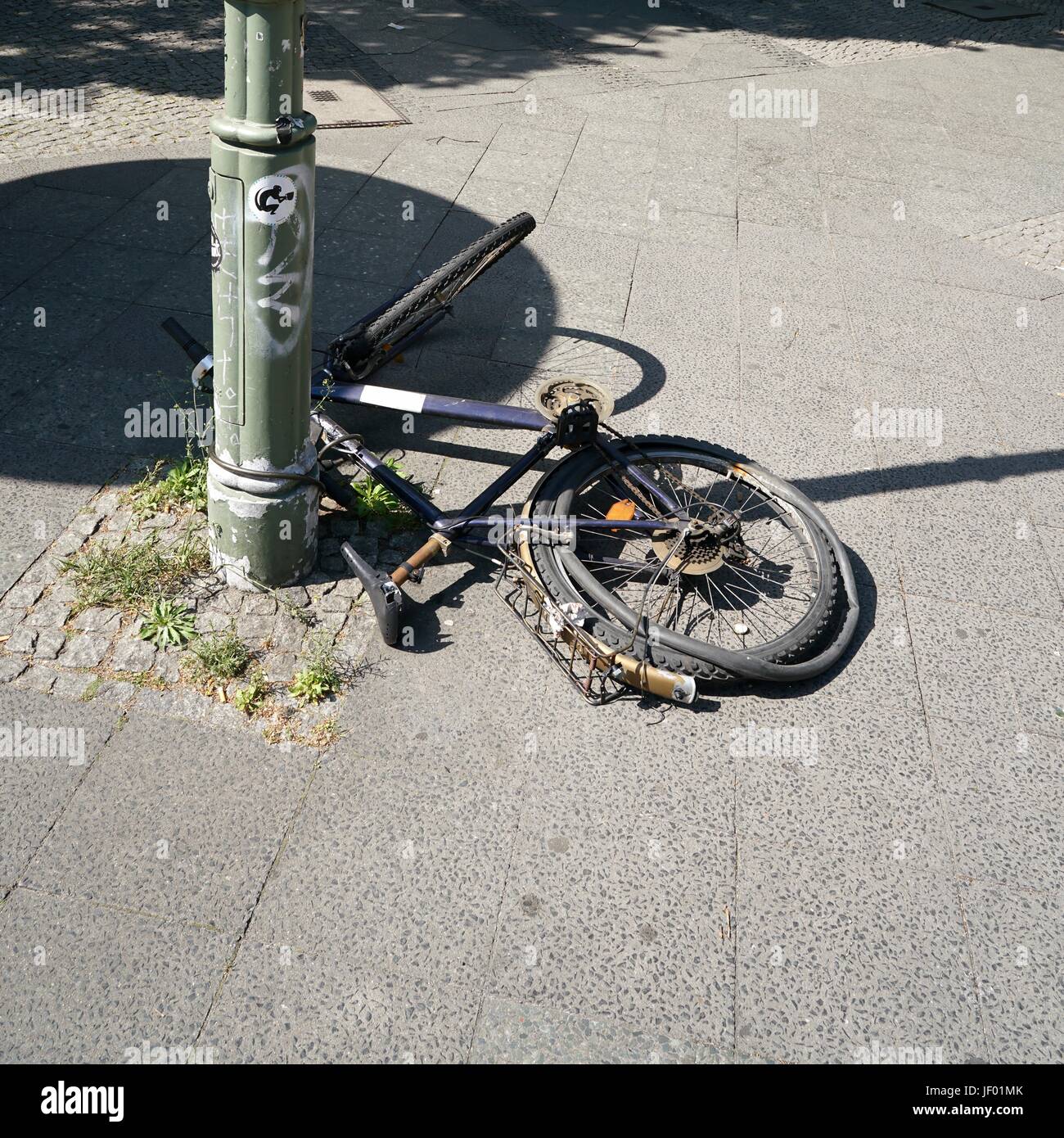 Vélo cassé sur une lampe de rue à Berlin Banque D'Images