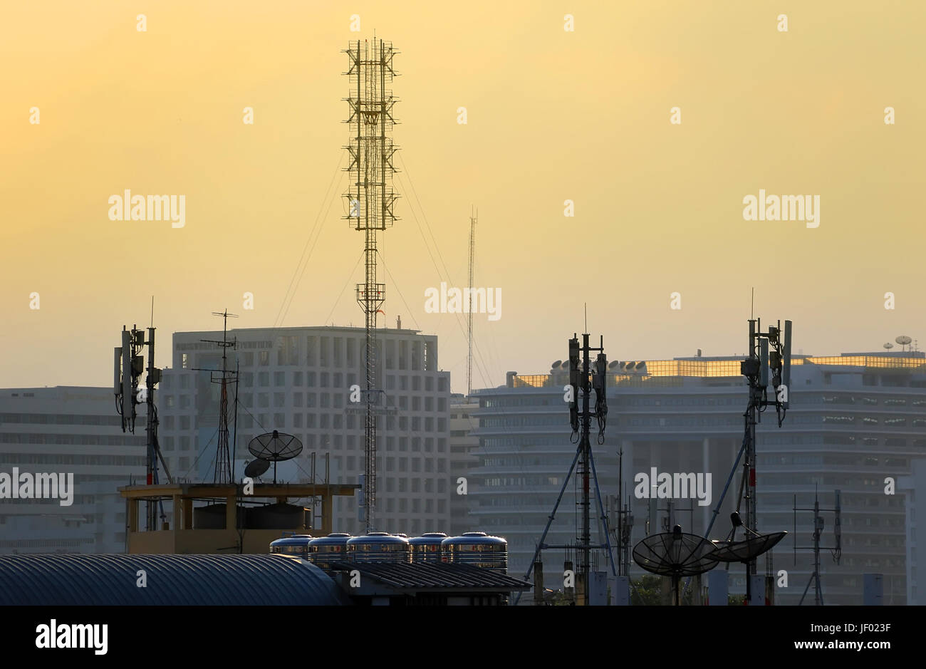 Vue de dessus avec des antennes paraboliques urbaine sur les toits Banque D'Images