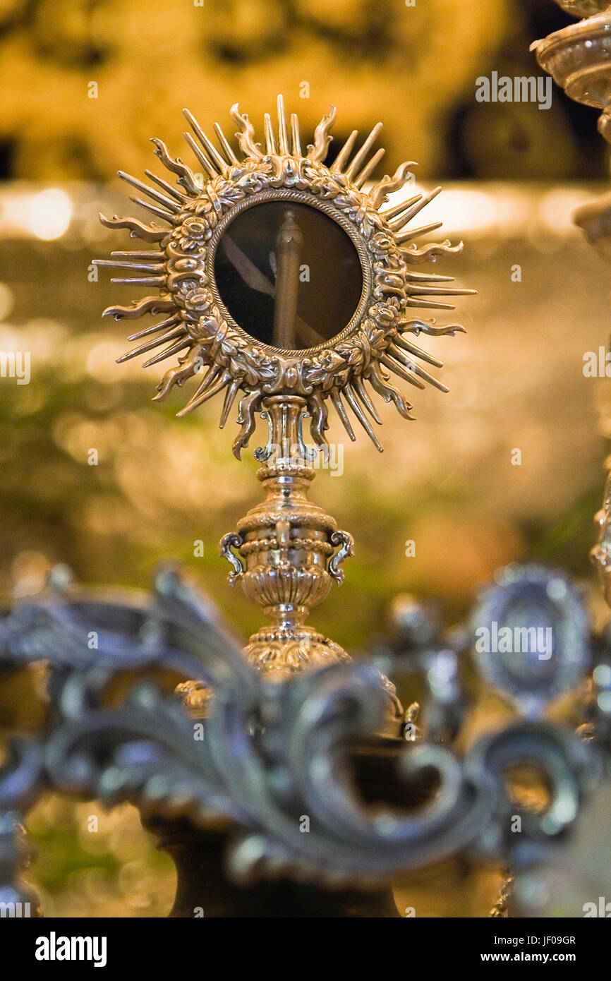 Reliquaire en argent dans un discours du trône de la Semaine Sainte qui contient certains os ou l'appartenance de certains saint, Andalousie, Espagne Banque D'Images