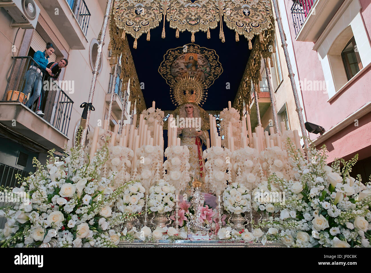 L'avant avec des bougies, et tissu brodé de fleurs le trône de l'Eglise Nuestra Se-ora del Amor Hermoso, Linares, province de Jaén, Espagne Banque D'Images