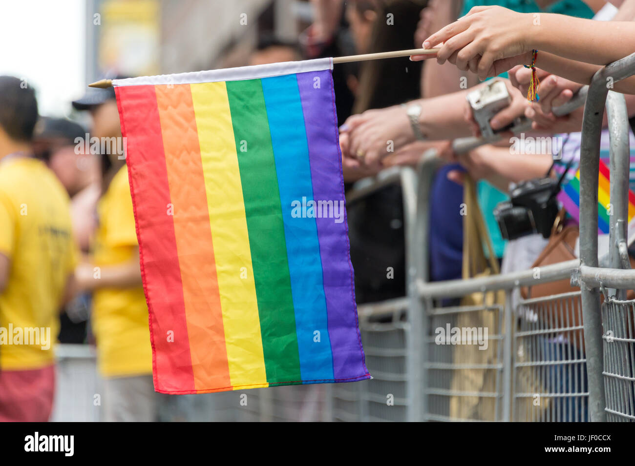GayPride spectateurs portant des drapeaux arc-en-ciel Gay Pride Parade à Toronto en 2017 Banque D'Images
