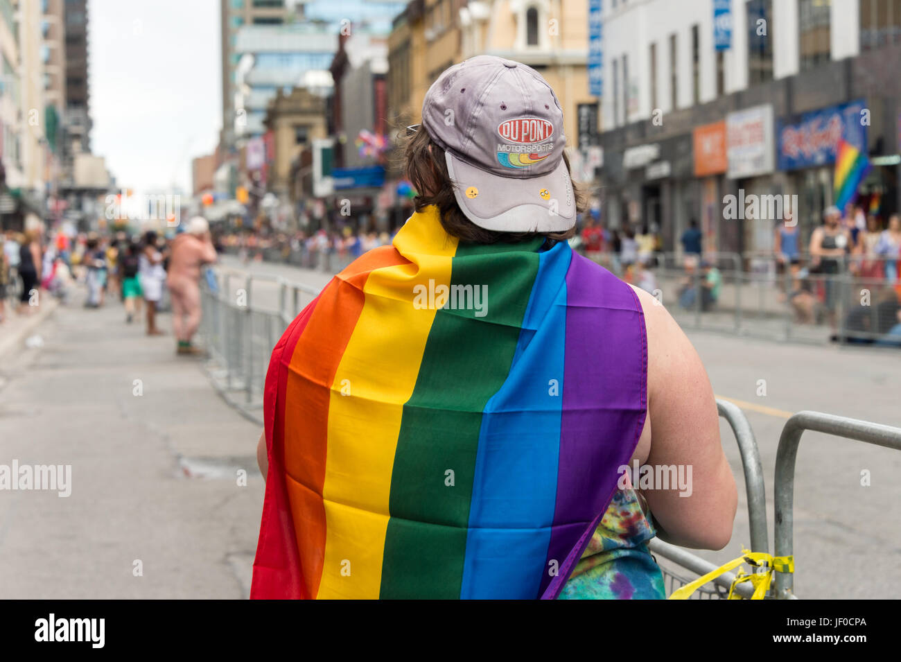 Toronto, CA - 25 juin 2017 : une fille avec drapeau gay arc-en-ciel sur le dos à la parade de la Fierté gaie de Toronto Banque D'Images