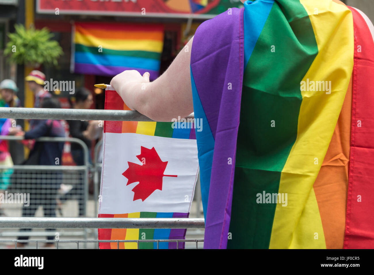 Toronto, CA - 25 juin 2017 : une fille avec drapeau gay arc-en-ciel sur le dos à la parade de la Fierté gaie de Toronto Banque D'Images