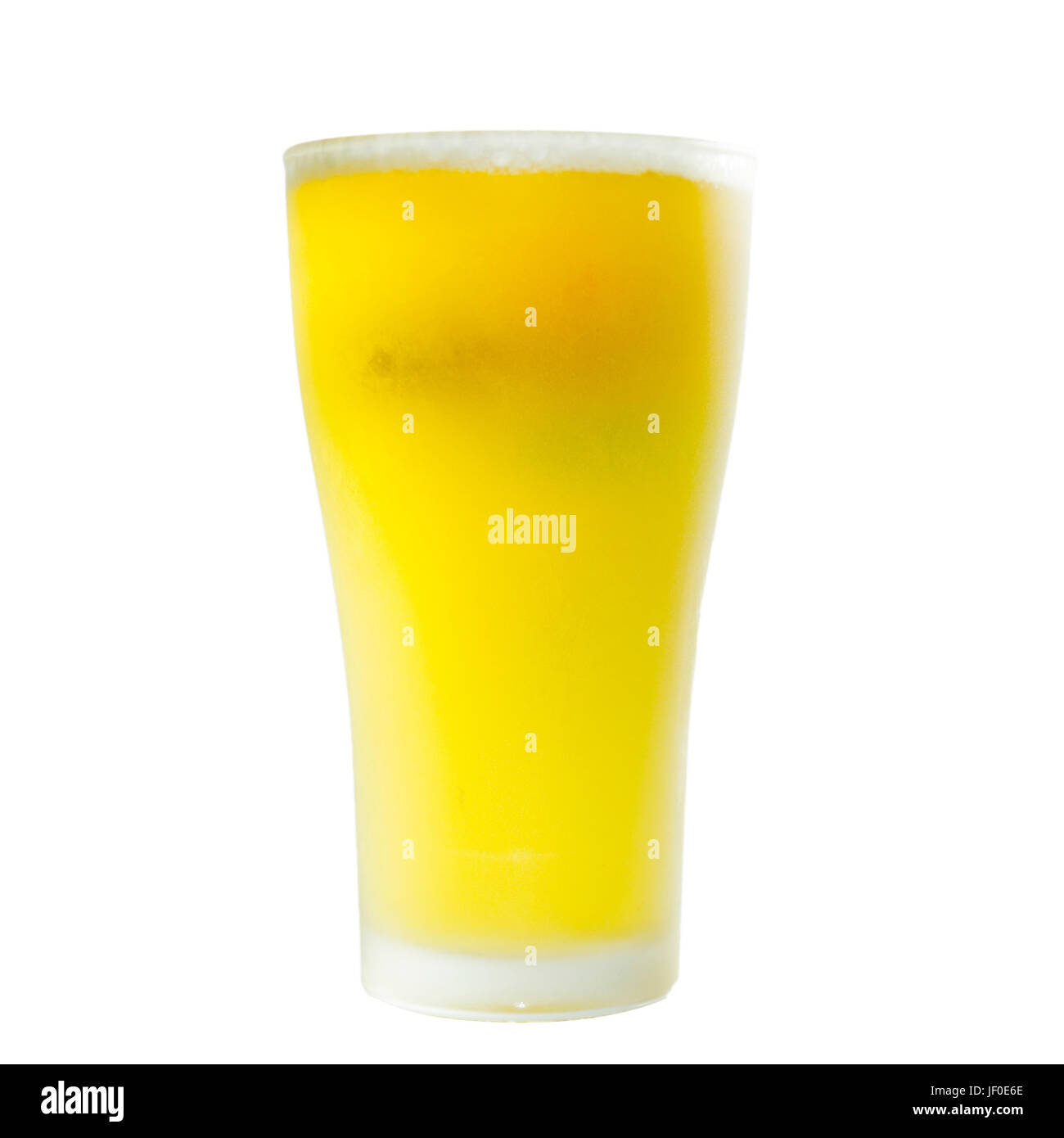 Verre de bière isolé sur fond blanc. Banque D'Images