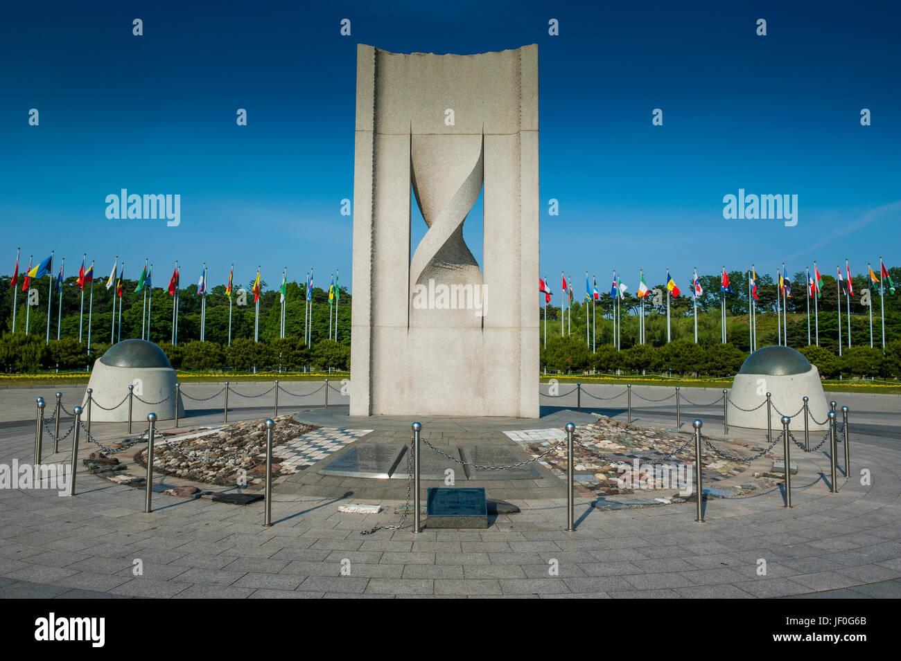 Monument avec les drapeaux sur le parc olympique, Séoul, Corée du Sud Banque D'Images