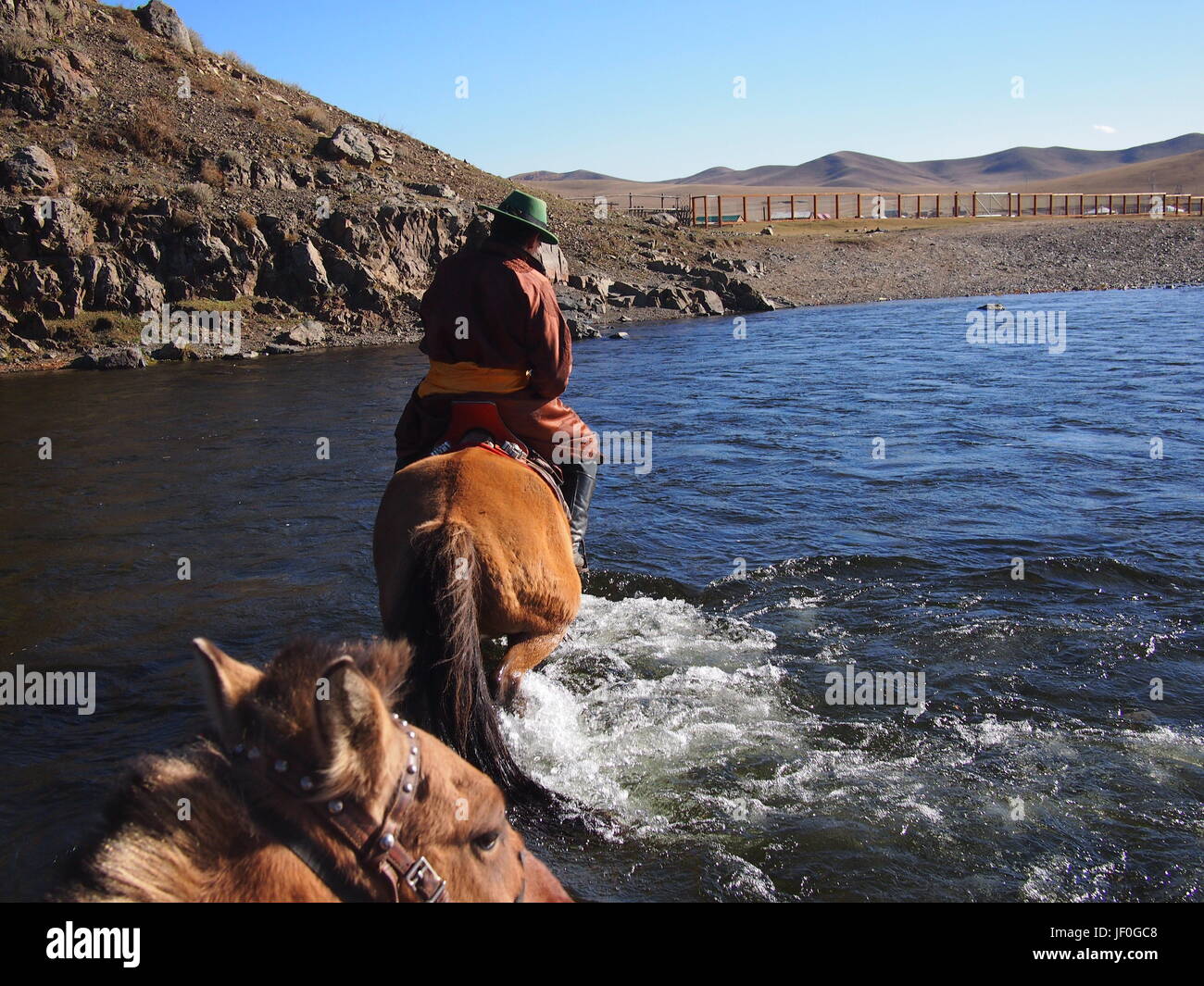 Gorkhi Terelj National Park, la Mongolie - 01 octobre, 2016 : herder mongole traversant une rivière à cheval Banque D'Images
