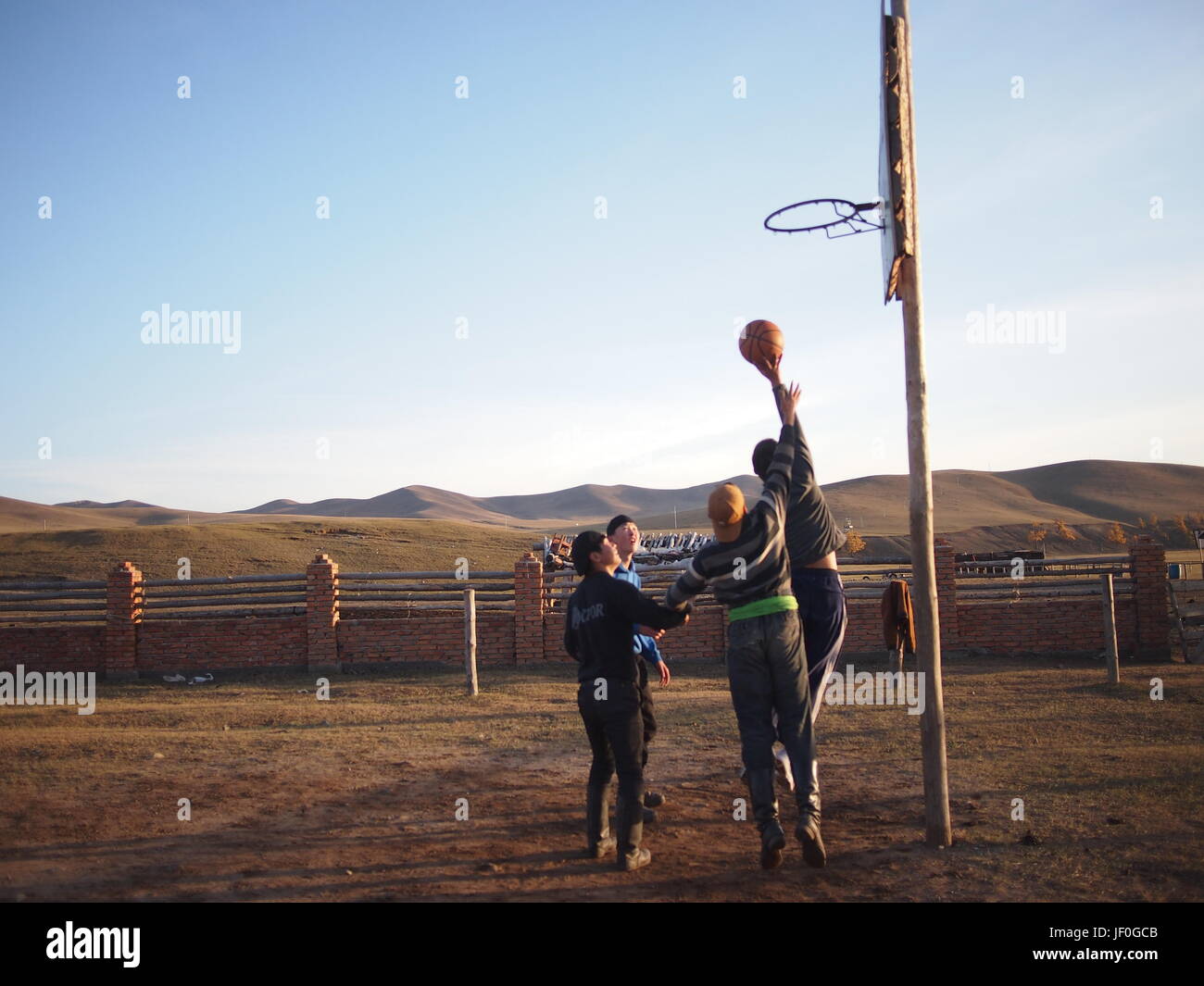 Gorkhi Terelj National Park, la Mongolie - 01 octobre 2016 : Les adolescents jouer au basket-ball au coucher du soleil Banque D'Images