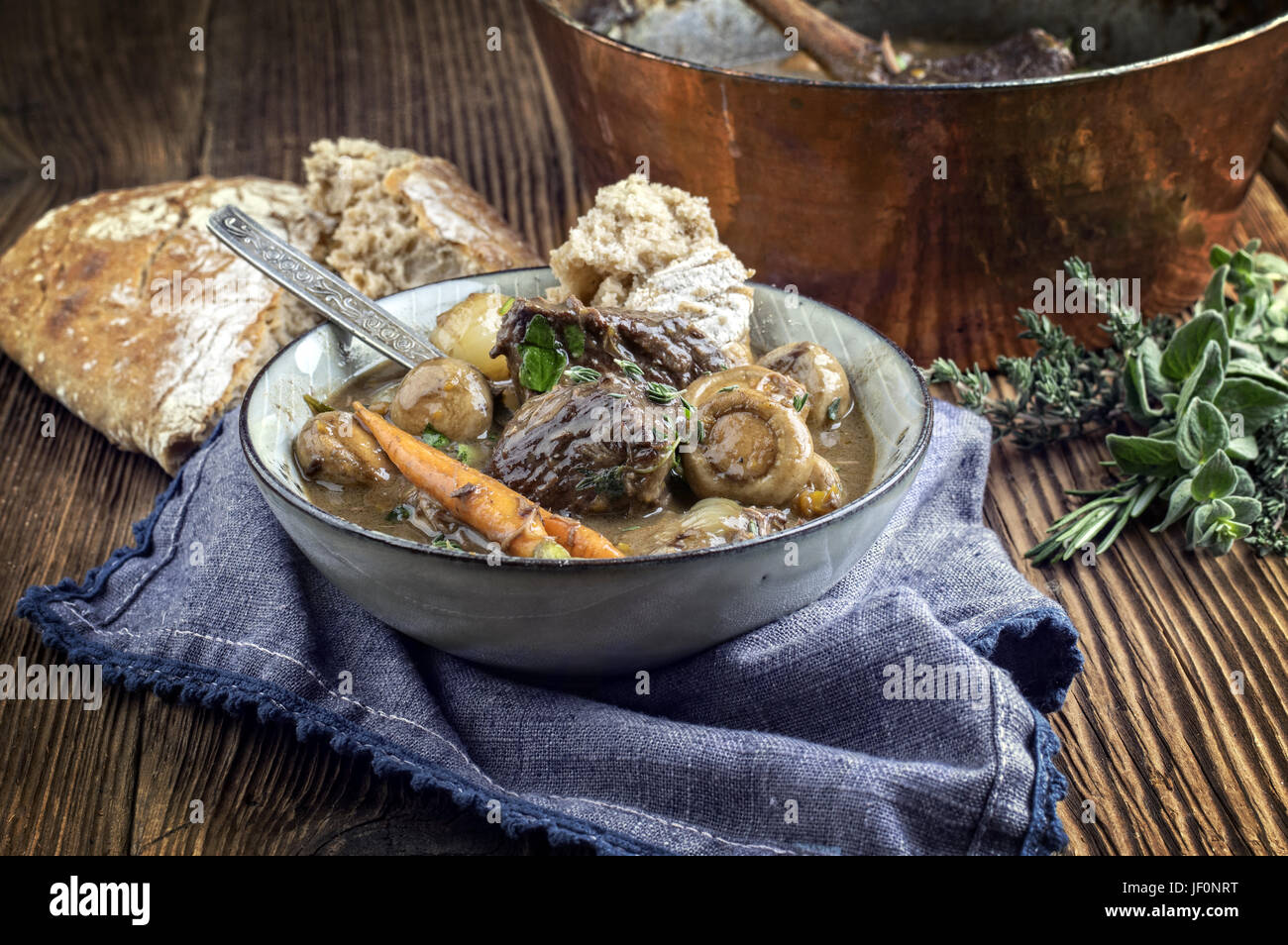 Boeuf bourguignon dans un bol Banque D'Images