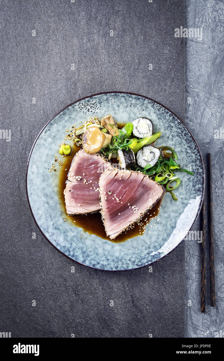 Tataki de thon avec légumes Banque D'Images