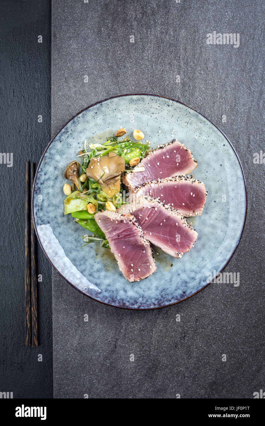 Tataki de thon avec légumes Banque D'Images