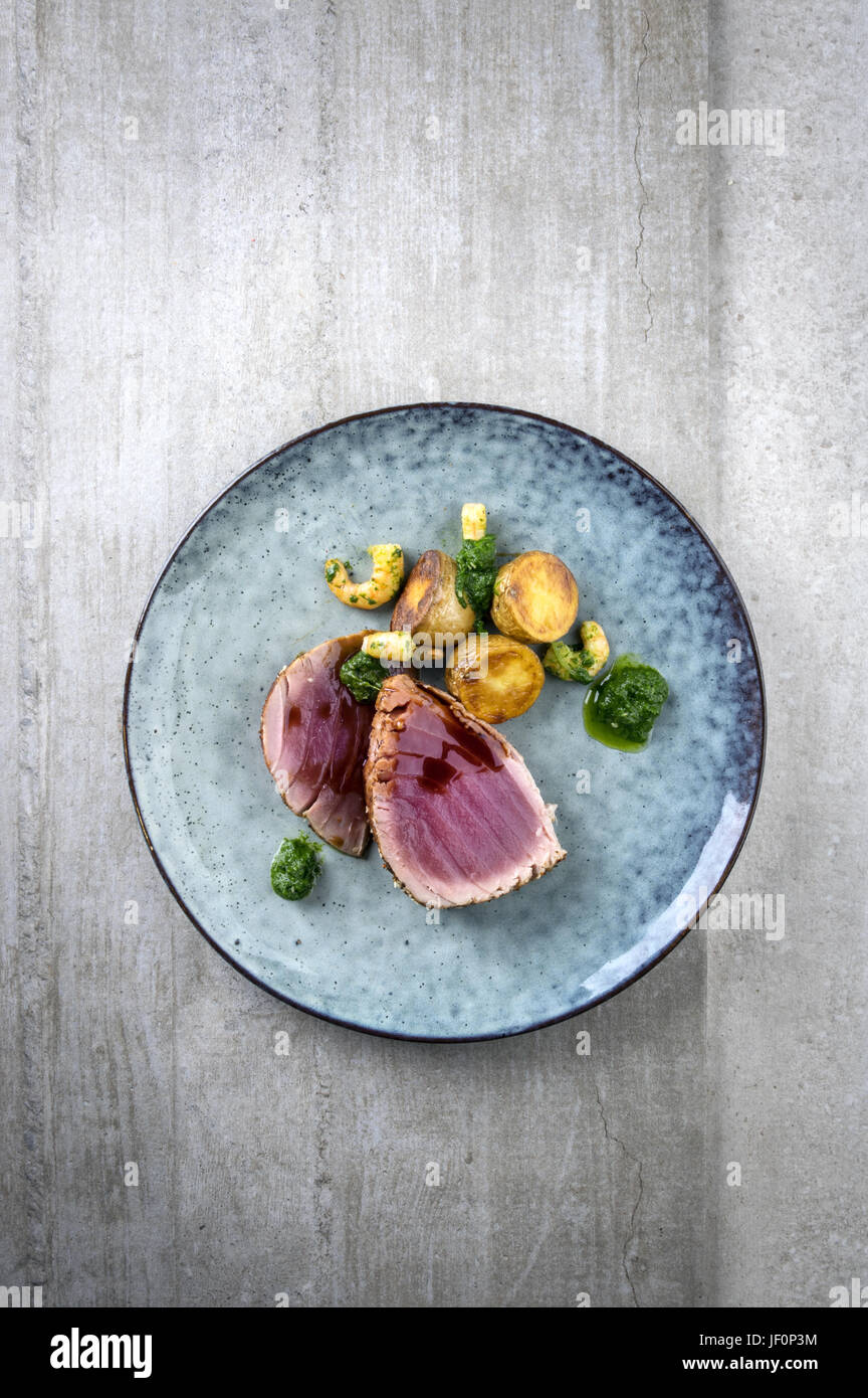 Tataki de thon avec des pommes de terre sautées Banque D'Images