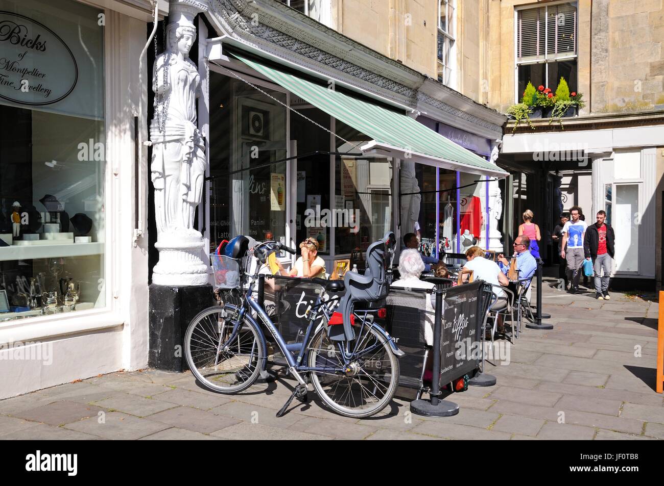 Cafés le long de Montpellier à pied, Cheltenham, Gloucestershire, Angleterre, Royaume-Uni, Europe de l'Ouest. Banque D'Images