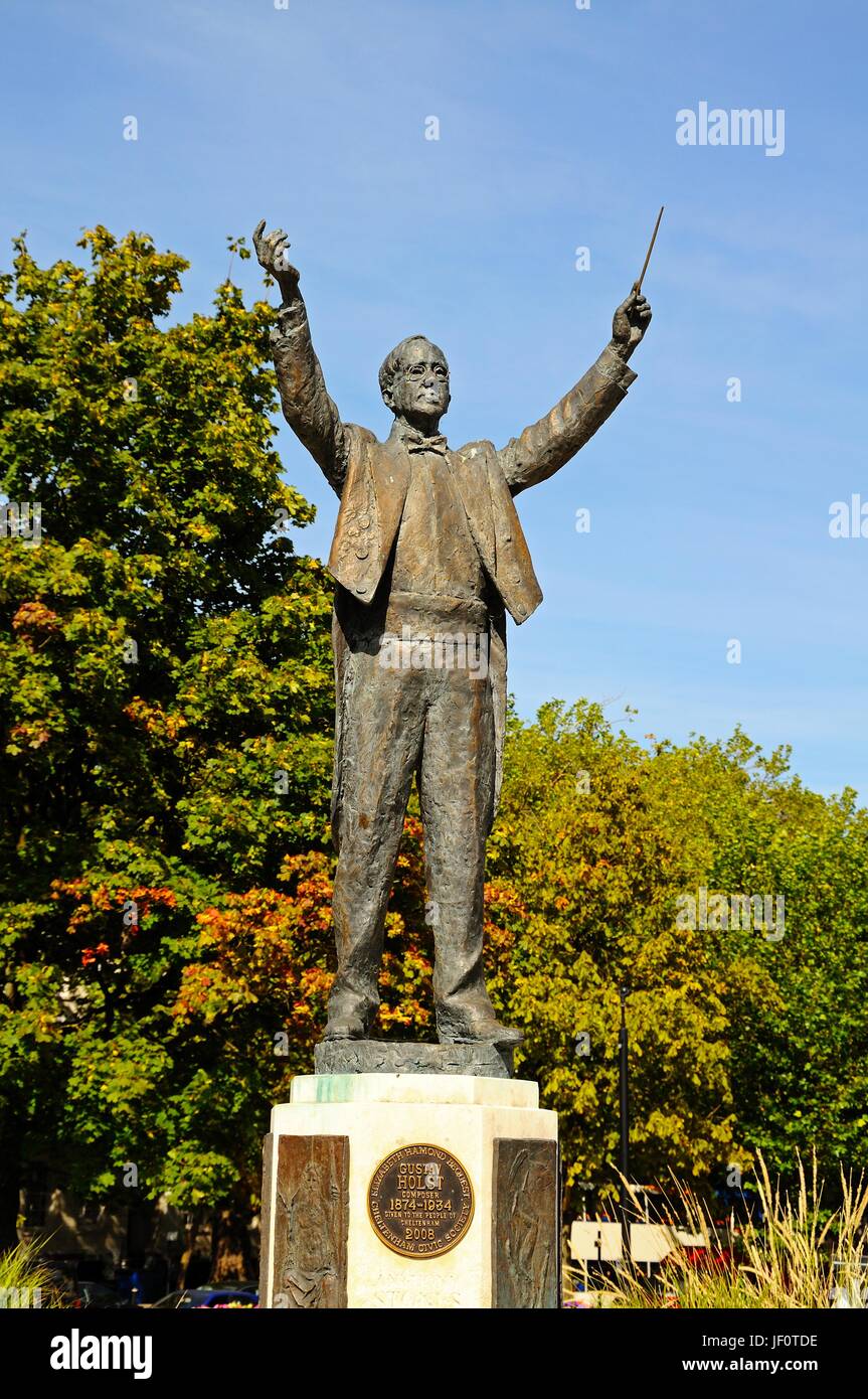 Statue de Gustav Holst dans les jardins impériaux, Cheltenham, Gloucestershire, Angleterre, Royaume-Uni, Europe de l'Ouest. Banque D'Images