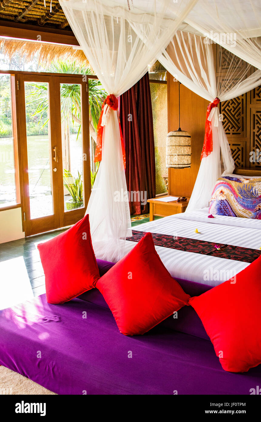 L'intérieur de Bali Indonésie chambre tropicale de luxe Photo Stock - Alamy