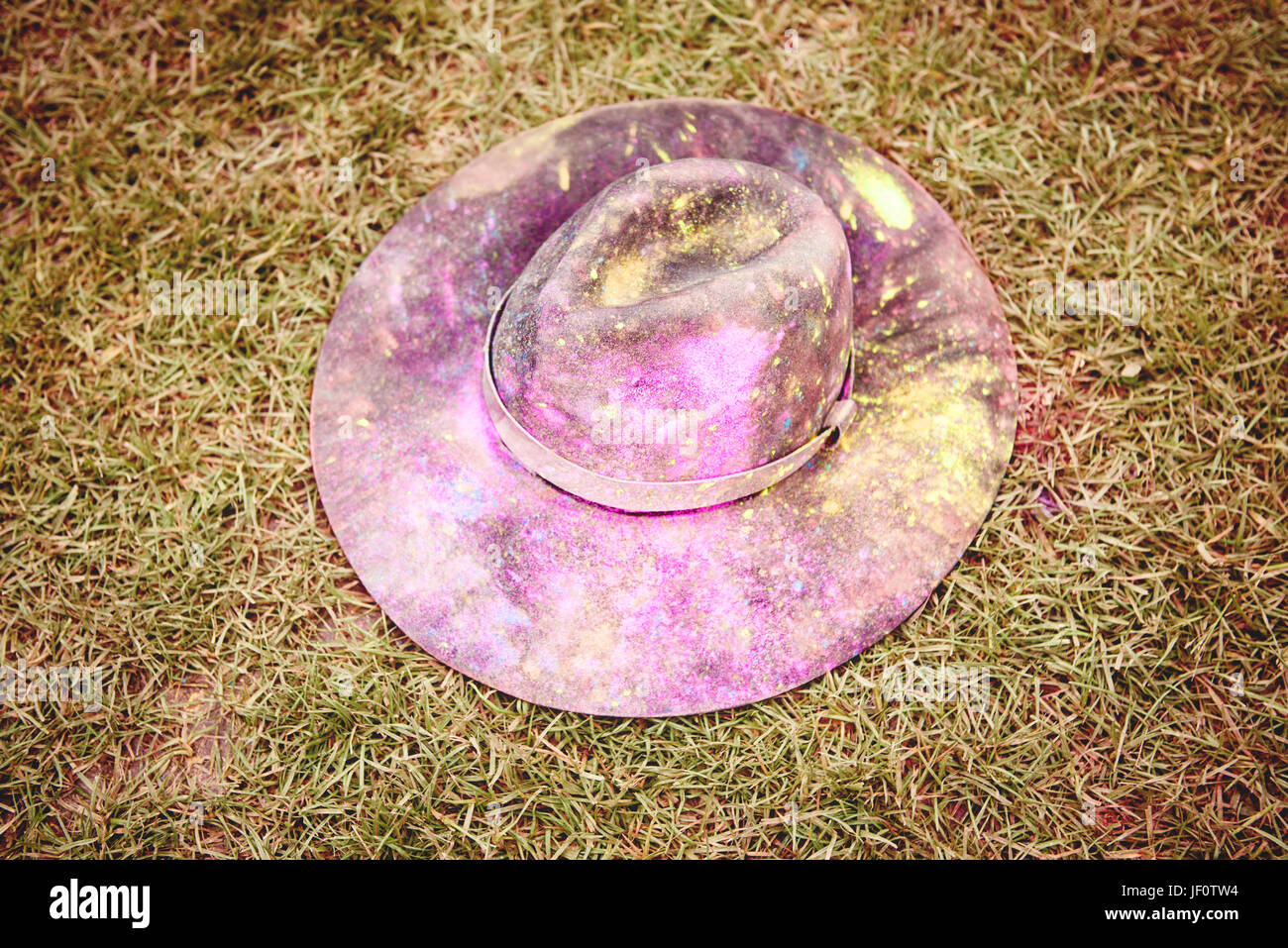 Festival hat couché dans l'herbe Banque D'Images