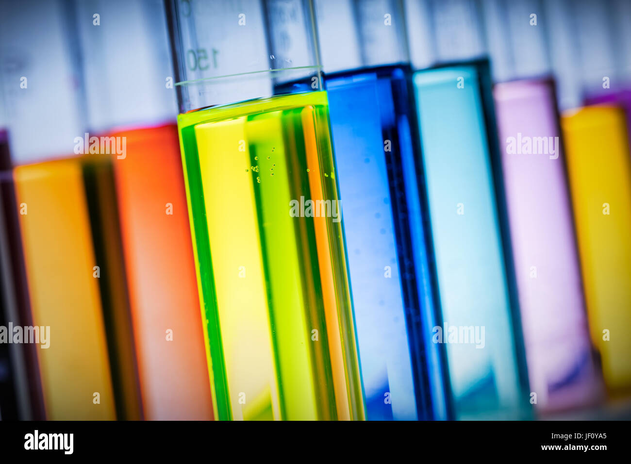 Groupe des tubes d'essai remplis de liquides colorés dans un laboratoire. La science de la chimie et de l'équipement. Banque D'Images