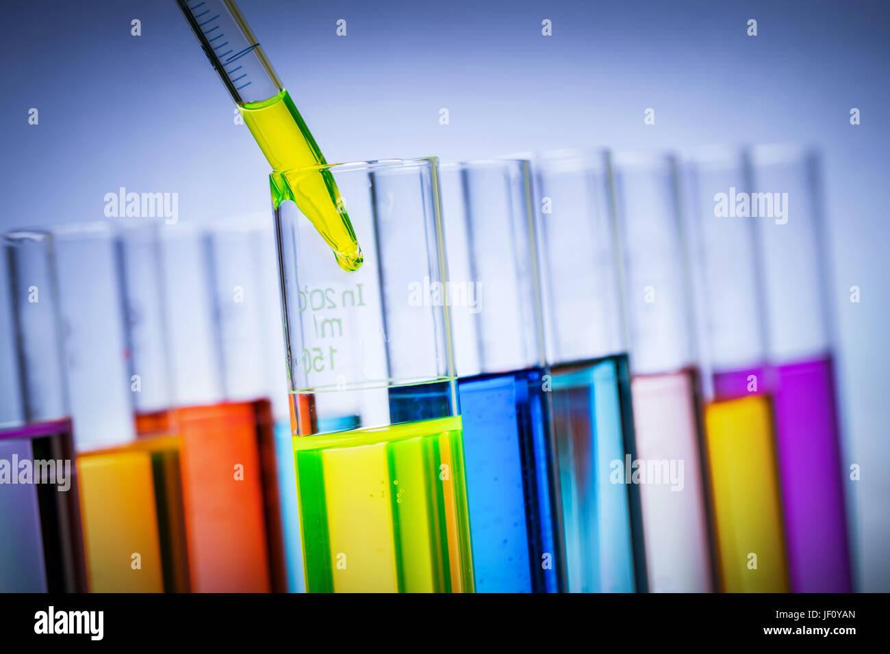 Groupe des tubes d'essai remplis de liquides colorés dans un laboratoire. Mesure de la pipette. La science de la chimie et de l'équipement. Banque D'Images