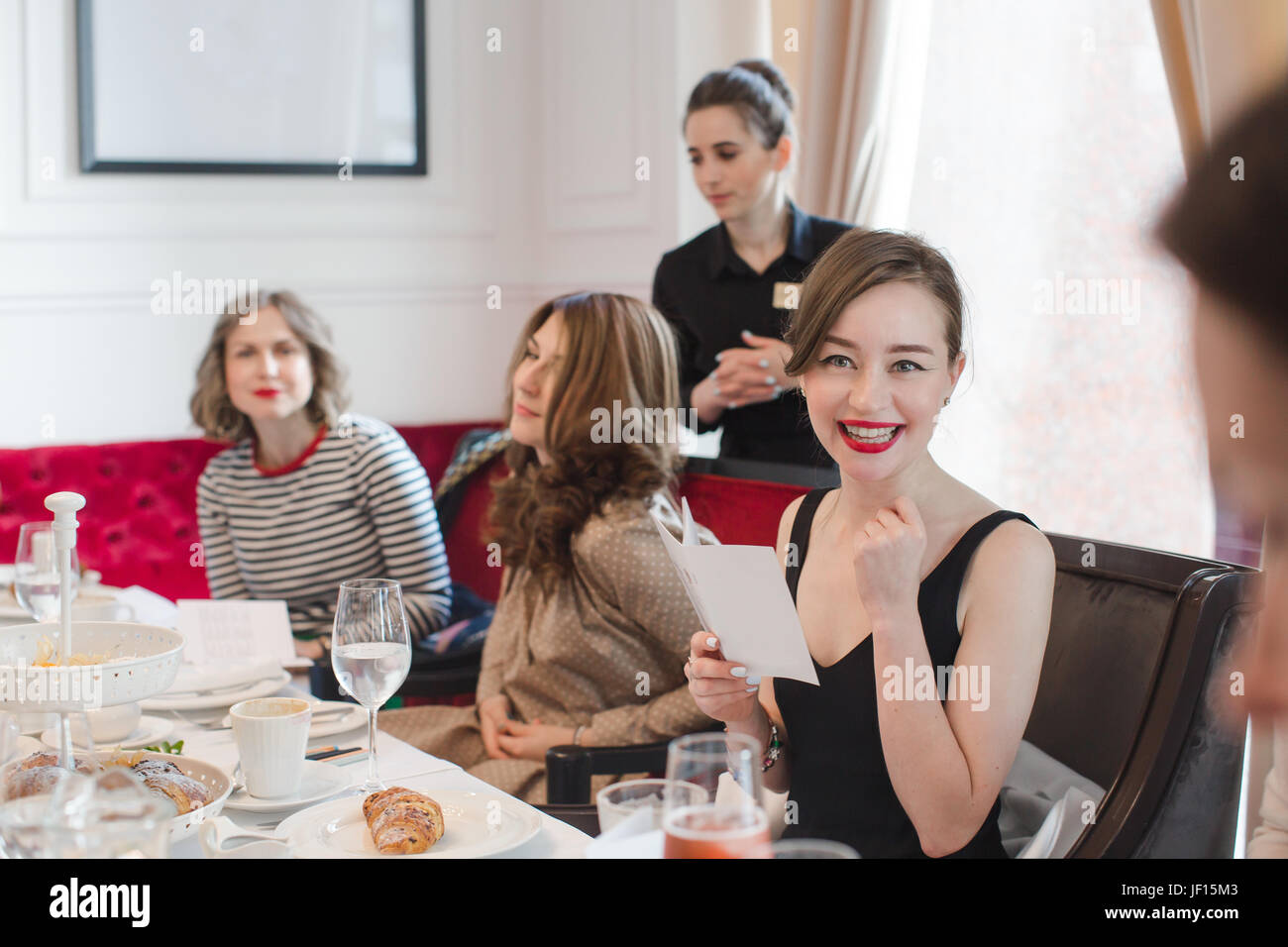 Les femmes assises à table servi Banque D'Images