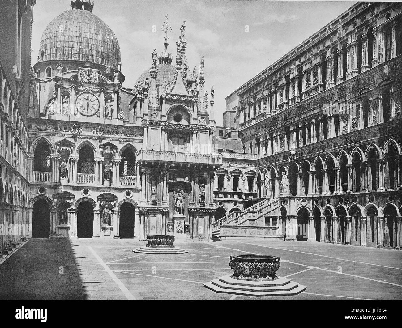 Photo historique de la cour intérieure du palais des Doges, en face de la basilique San Marco, Venise, Venezia, Italie, amélioration numérique reproduction à partir d'un tirage original de 1890 Banque D'Images
