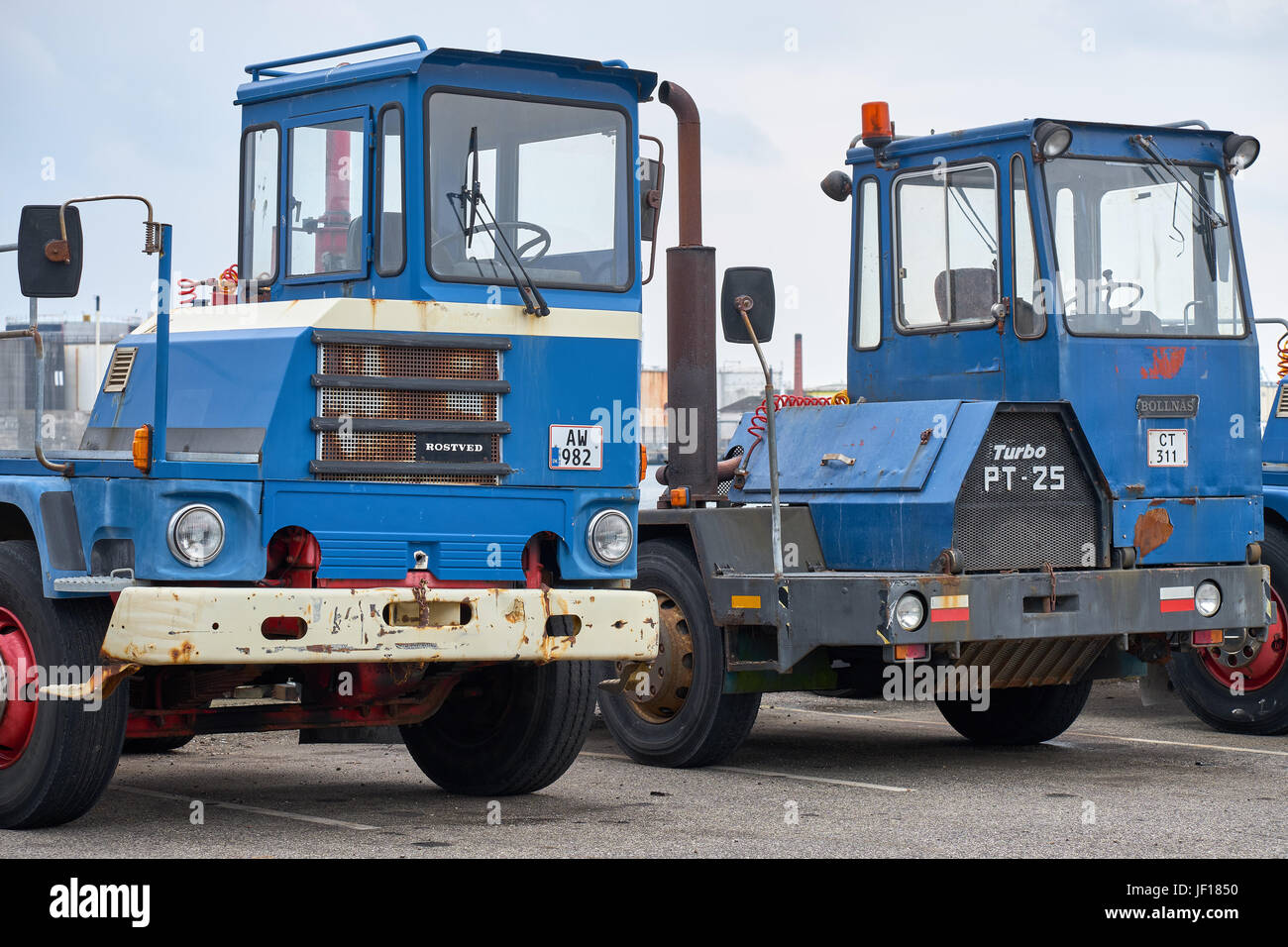 AARHUS, DANEMARK - 05 juin 2016 : un couple de bleu contenant adapté et du chargement des camions sur le port d'Aarhus Banque D'Images