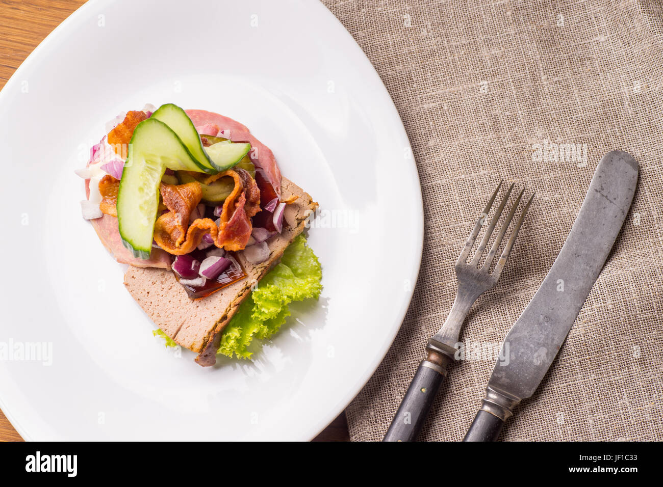 Des spécialités danoises et des plats nationaux, de haute qualité.Le sandwich ouvert très célèbre morceau de butterbread du vétérinaire appelé midnight snack consistin Banque D'Images